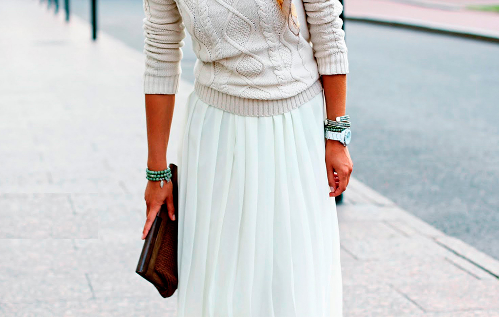 Белый свитер с юбкой