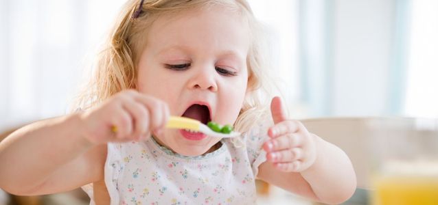 ребенок медленно ест