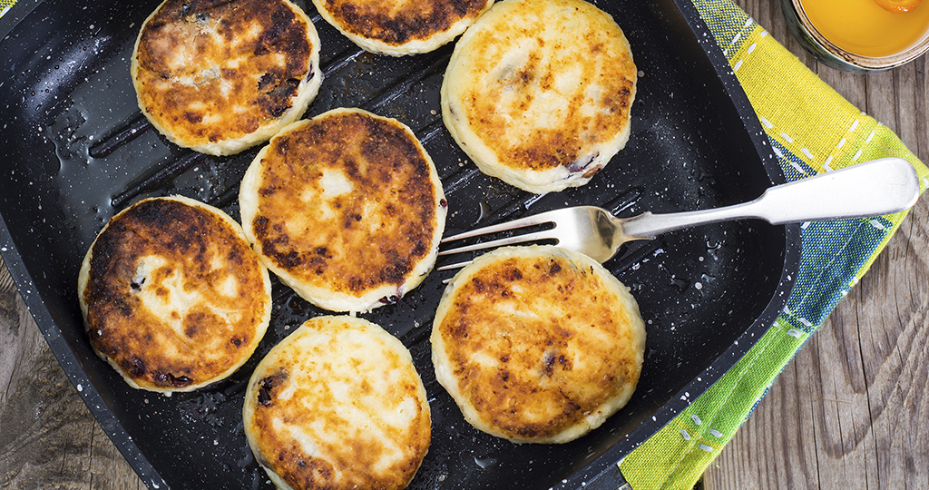 Пышные сырники из творога – 4 рецепта для завтрака