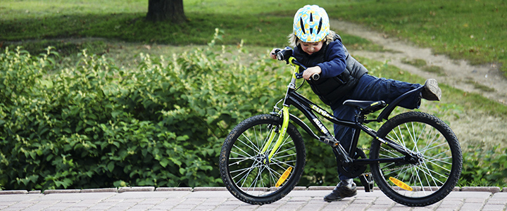 Как научить ребенка кататься на двухколесном велосипеде 