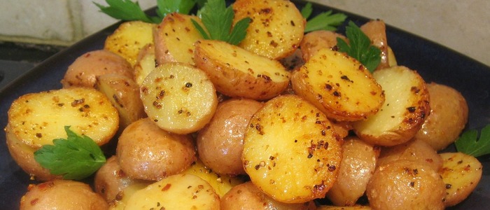 Молодая картошка с кожурой в духовке
