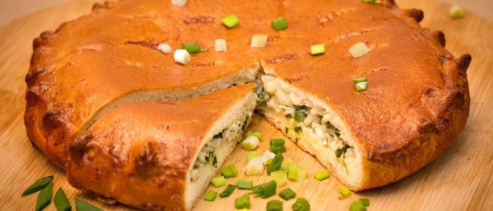 пирог с зеленым луком и яйцом